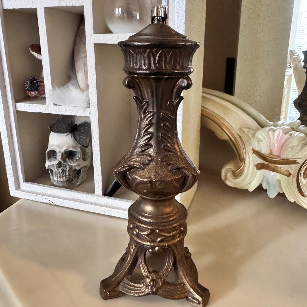 Elegant Bronze Decorative Lamp